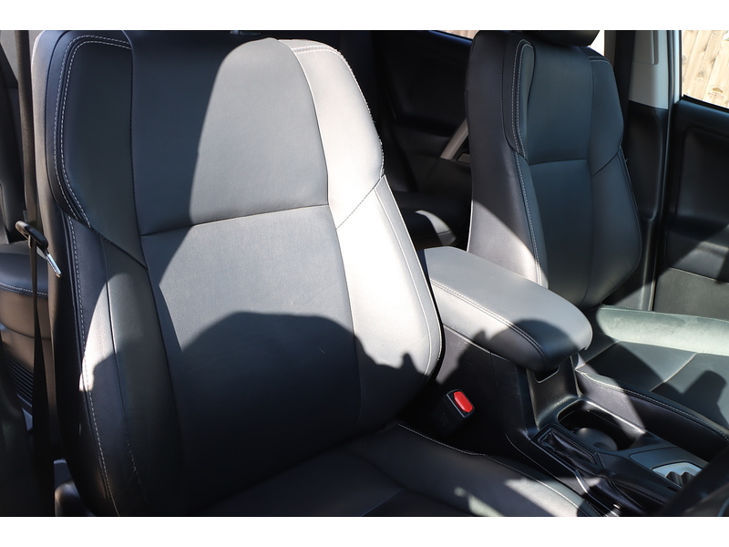 Toyota 2.5 VVT-H EXCEL SUV 5DR PETROL HYBRID CVT 4WD AUTO HEATED SEATS SAT NAV BLUETOOTH REAR CAM PARKING AIDS 2 OWNERS 43000 MILES FSH 9 SERVICES £35 TO TAX 72-74 Mitcham Road