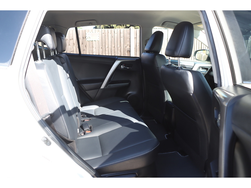 Toyota 2.5 VVT-H EXCEL SUV 5DR PETROL HYBRID CVT 4WD AUTO HEATED SEATS SAT NAV BLUETOOTH REAR CAM PARKING AIDS 2 OWNERS 43000 MILES FSH 9 SERVICES £35 TO TAX 72-74 Mitcham Road
