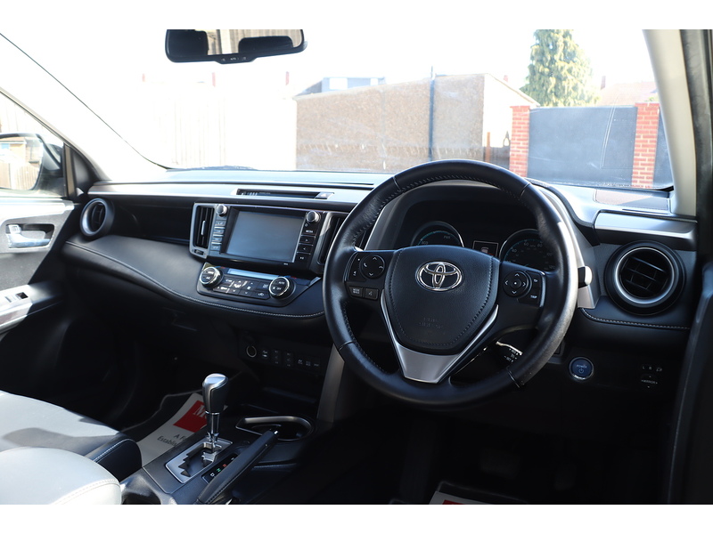 Toyota 2.5 VVT-H EXCEL SUV 5DR PETROL HYBRID CVT 4WD AUTO HEATED SEATS SAT NAV BLUETOOTH REAR CAM PARKING AIDS 2 OWNERS 43000 MILES FSH 9 SERVICES £35 TO TAX 72-74 Mitcham Road