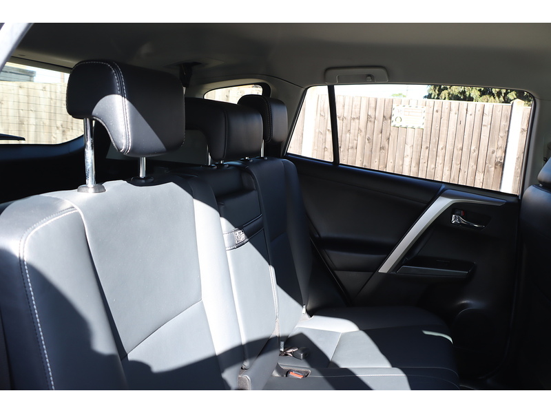 Toyota 2.5 VVT-H EXCEL SUV 5DR PETROL HYBRID CVT 4WD AUTO HEATED SEATS SAT NAV BLUETOOTH REAR CAM PARKING AIDS 2 OWNERS 43000 MILES FSH 9 SERVICES £35 TO TAX 72-74 Mitcham Road