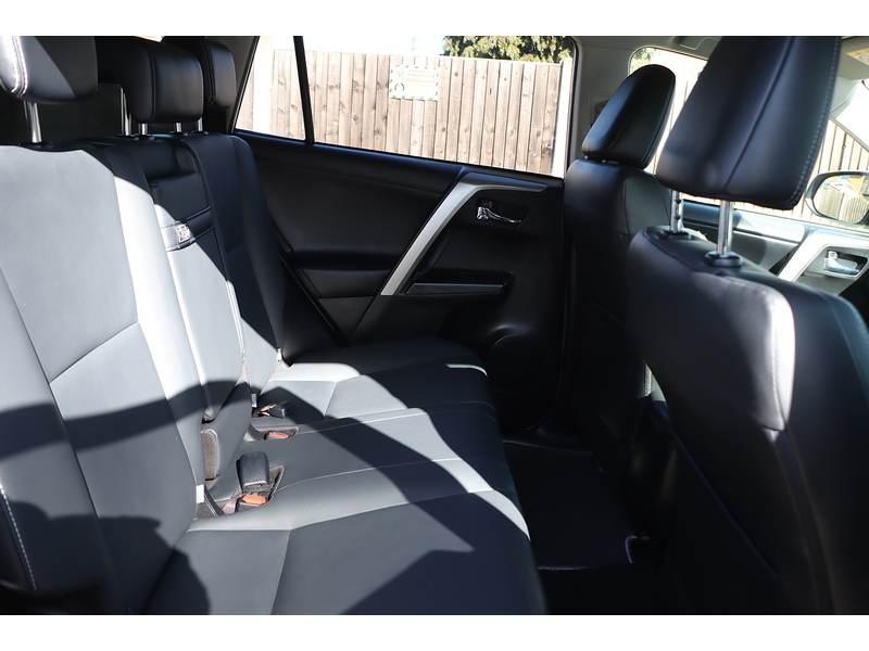 Toyota 2.5 VVT-H EXCEL SUV 5DR PETROL HYBRID CVT 4WD AUTO HEATED SEATS SAT NAV BLUETOOTH REAR CAM PARKING AIDS 2 OWNERS 43000 MILES FSH 9 SERVICES £35 TO TAX 72-74 Mitcham Road