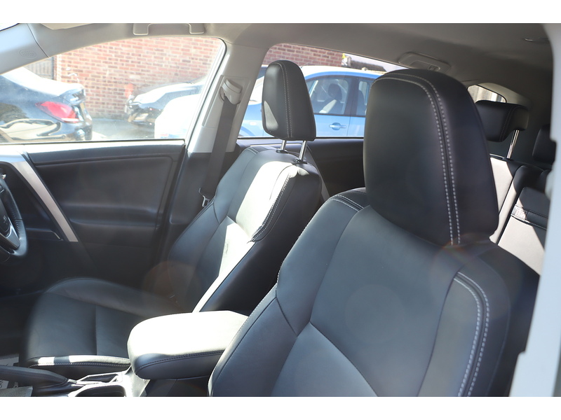 Toyota 2.5 VVT-H EXCEL SUV 5DR PETROL HYBRID CVT 4WD AUTO HEATED SEATS SAT NAV BLUETOOTH REAR CAM PARKING AIDS 2 OWNERS 43000 MILES FSH 9 SERVICES £35 TO TAX 72-74 Mitcham Road