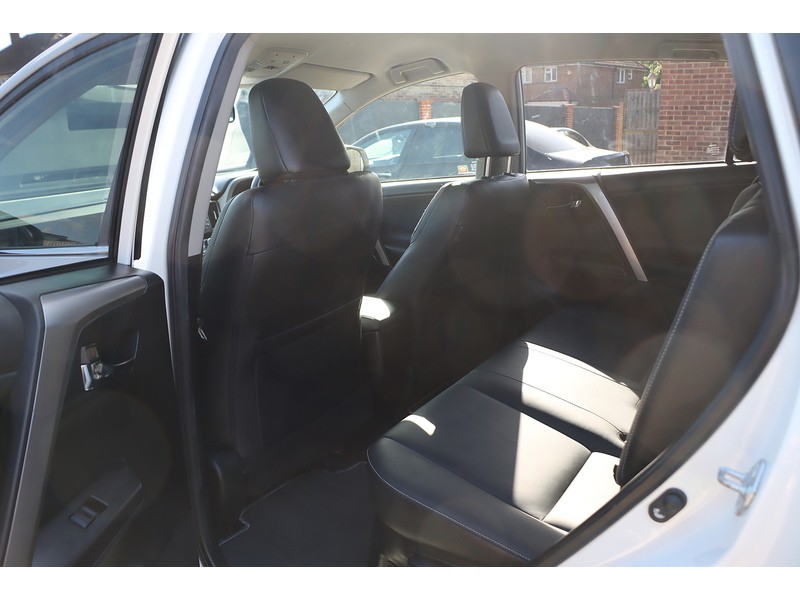 Toyota 2.5 VVT-H EXCEL SUV 5DR PETROL HYBRID CVT 4WD AUTO HEATED SEATS SAT NAV BLUETOOTH REAR CAM PARKING AIDS 2 OWNERS 43000 MILES FSH 9 SERVICES £35 TO TAX 72-74 Mitcham Road