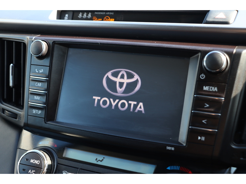 Toyota 2.5 VVT-H EXCEL SUV 5DR PETROL HYBRID CVT 4WD AUTO HEATED SEATS SAT NAV BLUETOOTH REAR CAM PARKING AIDS 2 OWNERS 43000 MILES FSH 9 SERVICES £35 TO TAX 72-74 Mitcham Road