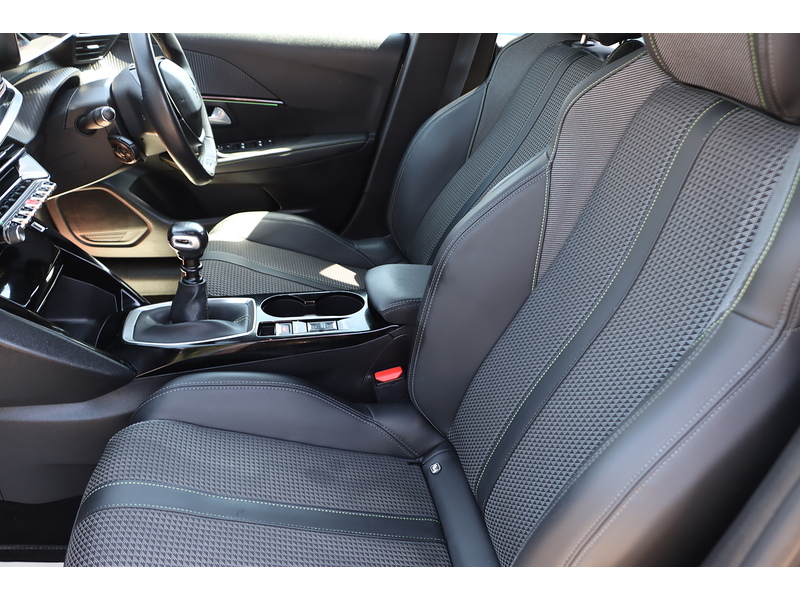 Peugeot 1.2 PURETECH GT HATCHBACK 5DR PETROL MANUAL SAT NAV BLUETOOTH DAB STEREO APPLE CARPLAY REAR CAMERA PARKING AIDS 1 OWNER FROM NEW ONLY 34000 MILES FSH 72-74 Mitcham Road