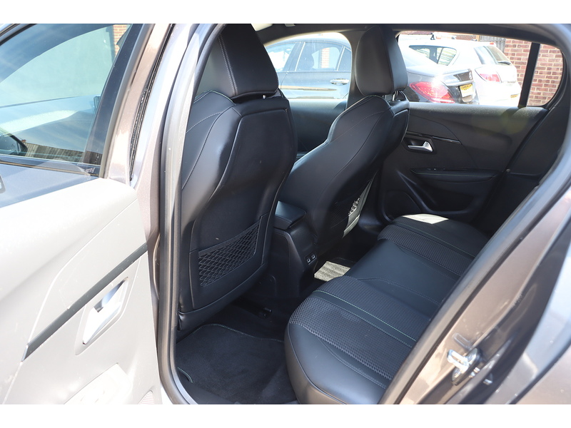 Peugeot 1.2 PURETECH GT HATCHBACK 5DR PETROL MANUAL SAT NAV BLUETOOTH DAB STEREO APPLE CARPLAY REAR CAMERA PARKING AIDS 1 OWNER FROM NEW ONLY 34000 MILES FSH 72-74 Mitcham Road