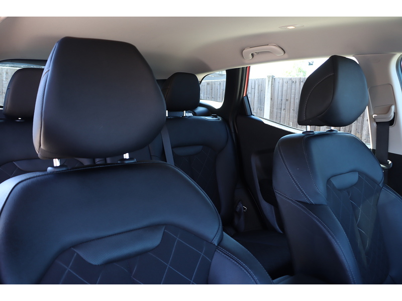 Renault 1.3 TCE ICONIC SUV 5DR PETROL EDC AUTO SAT NAV BLUETOOTH DAB STEREO APPLE CARPLAY REAR CAMERA WITH PARKING AIDS ONLY 30000 MILES SH NO ULEZ CHARGE 72-74 Mitcham Road