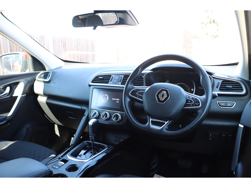 Renault 1.3 TCE ICONIC SUV 5DR PETROL EDC AUTO SAT NAV BLUETOOTH DAB STEREO APPLE CARPLAY REAR CAMERA WITH PARKING AIDS ONLY 30000 MILES SH NO ULEZ CHARGE 72-74 Mitcham Road