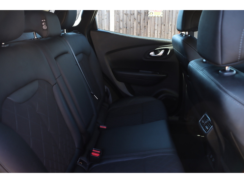 Renault 1.3 TCE ICONIC SUV 5DR PETROL EDC AUTO SAT NAV BLUETOOTH DAB STEREO APPLE CARPLAY REAR CAMERA WITH PARKING AIDS ONLY 30000 MILES SH NO ULEZ CHARGE 72-74 Mitcham Road