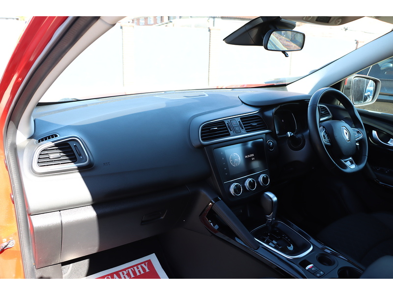 Renault 1.3 TCE ICONIC SUV 5DR PETROL EDC AUTO SAT NAV BLUETOOTH DAB STEREO APPLE CARPLAY REAR CAMERA WITH PARKING AIDS ONLY 30000 MILES SH NO ULEZ CHARGE 72-74 Mitcham Road