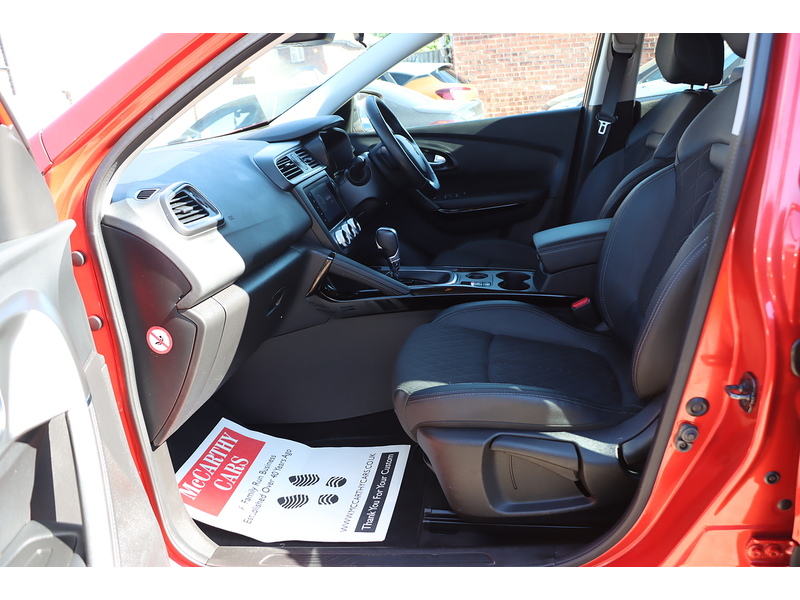 Renault 1.3 TCE ICONIC SUV 5DR PETROL EDC AUTO SAT NAV BLUETOOTH DAB STEREO APPLE CARPLAY REAR CAMERA WITH PARKING AIDS ONLY 30000 MILES SH NO ULEZ CHARGE 72-74 Mitcham Road
