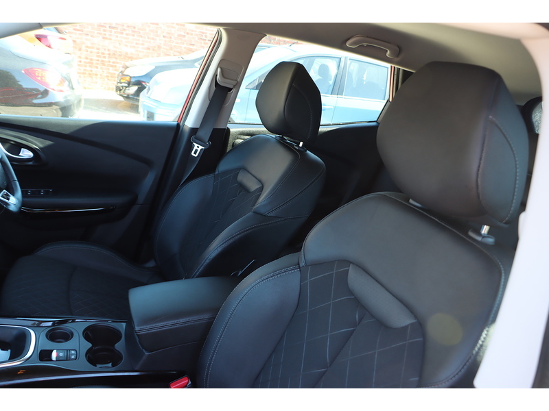 Renault 1.3 TCE ICONIC SUV 5DR PETROL EDC AUTO SAT NAV BLUETOOTH DAB STEREO APPLE CARPLAY REAR CAMERA WITH PARKING AIDS ONLY 30000 MILES SH NO ULEZ CHARGE 72-74 Mitcham Road