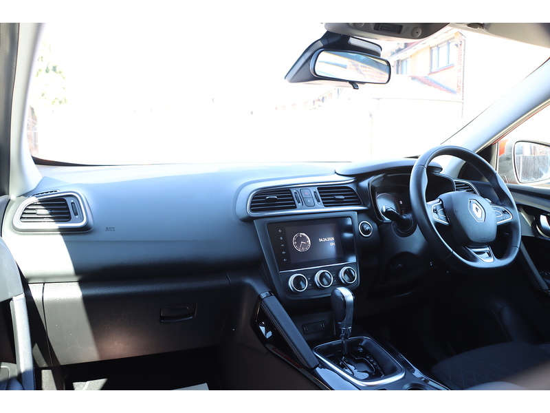 Renault 1.3 TCE ICONIC SUV 5DR PETROL EDC AUTO SAT NAV BLUETOOTH DAB STEREO APPLE CARPLAY REAR CAMERA WITH PARKING AIDS ONLY 30000 MILES SH NO ULEZ CHARGE 72-74 Mitcham Road