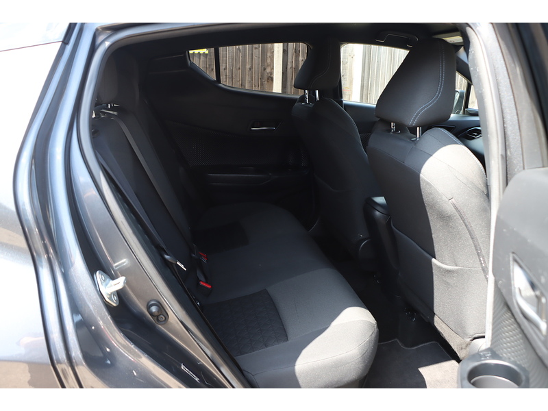 Toyota 1.8 VVT-H DYNAMIC SUV 5DR PETROL HYBRID CVT AUTO HEATED SEATS SATNAV BLUETOOTH DAB RADIO REAR CAMERA WITH PARKING AIDS ONLY 58000 MILES FSH 6 SERVICES 72-74 Mitcham Road