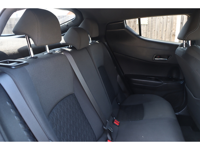 Toyota 1.8 VVT-H DYNAMIC SUV 5DR PETROL HYBRID CVT AUTO HEATED SEATS SATNAV BLUETOOTH DAB RADIO REAR CAMERA WITH PARKING AIDS ONLY 58000 MILES FSH 6 SERVICES 72-74 Mitcham Road