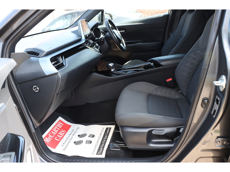 Toyota 1.8 VVT-H DYNAMIC SUV 5DR PETROL HYBRID CVT AUTO HEATED SEATS SATNAV BLUETOOTH DAB RADIO REAR CAMERA WITH PARKING AIDS ONLY 58000 MILES FSH 6 SERVICES 72-74 Mitcham Road