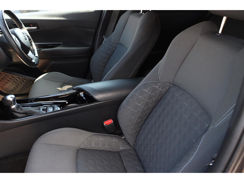 Toyota 1.8 VVT-H DYNAMIC SUV 5DR PETROL HYBRID CVT AUTO HEATED SEATS SATNAV BLUETOOTH DAB RADIO REAR CAMERA WITH PARKING AIDS ONLY 58000 MILES FSH 6 SERVICES 72-74 Mitcham Road