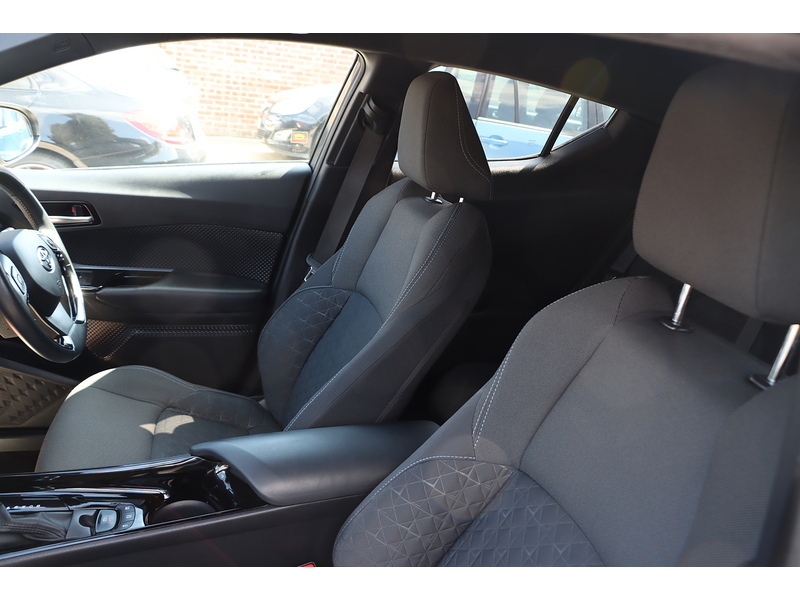 Toyota 1.8 VVT-H DYNAMIC SUV 5DR PETROL HYBRID CVT AUTO HEATED SEATS SATNAV BLUETOOTH DAB RADIO REAR CAMERA WITH PARKING AIDS ONLY 58000 MILES FSH 6 SERVICES 72-74 Mitcham Road