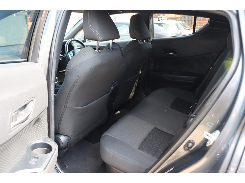 Toyota 1.8 VVT-H DYNAMIC SUV 5DR PETROL HYBRID CVT AUTO HEATED SEATS SATNAV BLUETOOTH DAB RADIO REAR CAMERA WITH PARKING AIDS ONLY 58000 MILES FSH 6 SERVICES 72-74 Mitcham Road