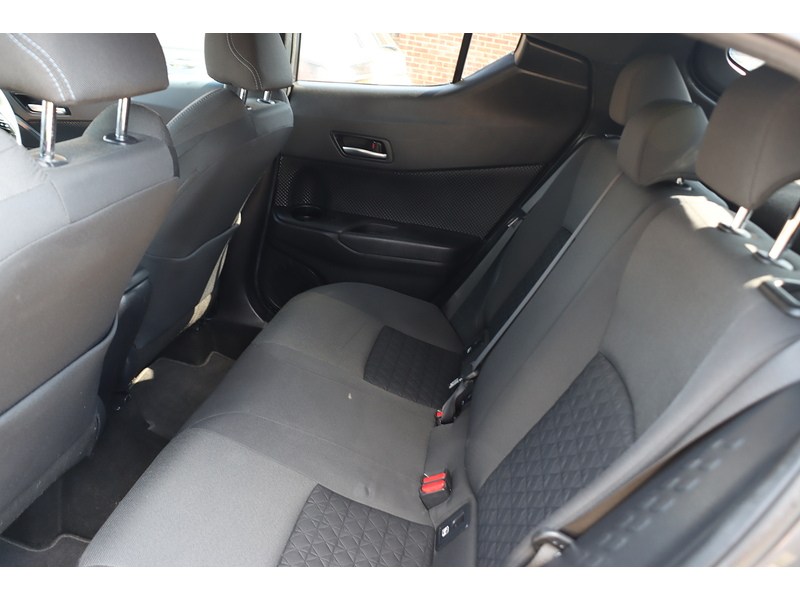 Toyota 1.8 VVT-H DYNAMIC SUV 5DR PETROL HYBRID CVT AUTO HEATED SEATS SATNAV BLUETOOTH DAB RADIO REAR CAMERA WITH PARKING AIDS ONLY 58000 MILES FSH 6 SERVICES 72-74 Mitcham Road
