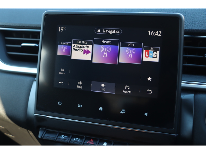Renault 1.0 TCE ICONIC SUV 5DR PETROL MANUAL SAT NAV BLUETOOTH DAB STEREO APPLE CARPLAY PARKING AIDS JUST 2 OWNERS SAME OWNER FOR 3 YEARS ONLY 40000 MILES FSH 72-74 Mitcham Road