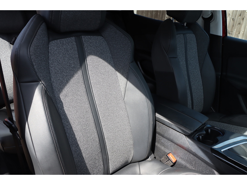 Peugeot 1.2 PURETECH ALLURE SUV 5DR PETROL MANUAL SAT NAV BLUETOOTH DAB STEREO APPLE CARPLAY REAR CAMERA PARKING AIDS 2 OWNERS ONLY 48000 MILES FSH 7 SERVICES 72-74 Mitcham Road