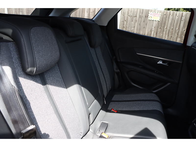 Peugeot 1.2 PURETECH ALLURE SUV 5DR PETROL MANUAL SAT NAV BLUETOOTH DAB STEREO APPLE CARPLAY REAR CAMERA PARKING AIDS 2 OWNERS ONLY 48000 MILES FSH 7 SERVICES 72-74 Mitcham Road