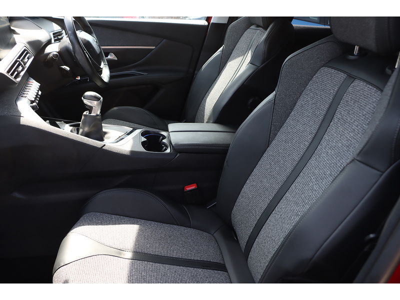 Peugeot 1.2 PURETECH ALLURE SUV 5DR PETROL MANUAL SAT NAV BLUETOOTH DAB STEREO APPLE CARPLAY REAR CAMERA PARKING AIDS 2 OWNERS ONLY 48000 MILES FSH 7 SERVICES 72-74 Mitcham Road