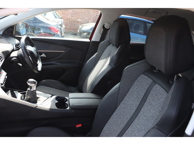 Peugeot 1.2 PURETECH ALLURE SUV 5DR PETROL MANUAL SAT NAV BLUETOOTH DAB STEREO APPLE CARPLAY REAR CAMERA PARKING AIDS 2 OWNERS ONLY 48000 MILES FSH 7 SERVICES 72-74 Mitcham Road