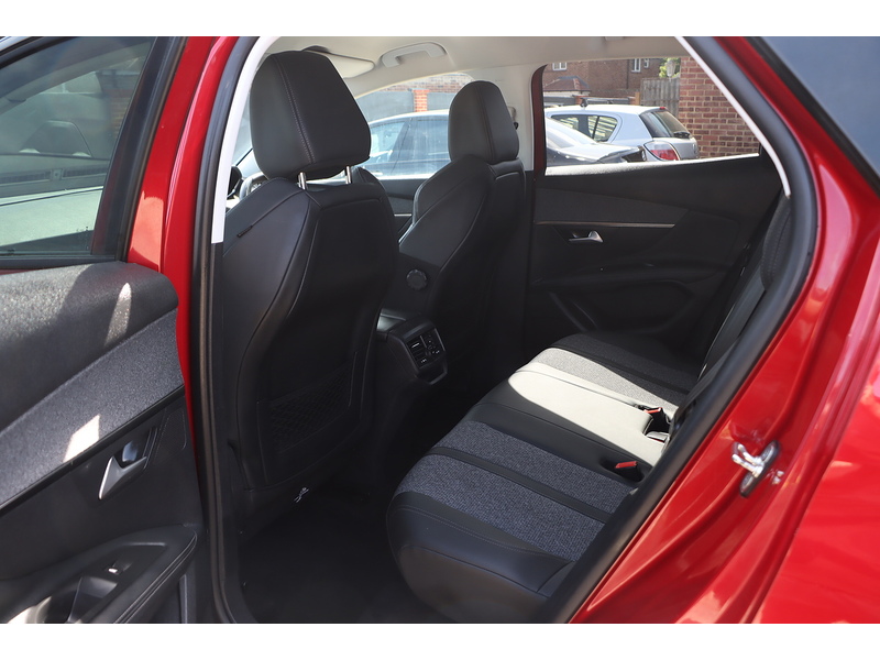 Peugeot 1.2 PURETECH ALLURE SUV 5DR PETROL MANUAL SAT NAV BLUETOOTH DAB STEREO APPLE CARPLAY REAR CAMERA PARKING AIDS 2 OWNERS ONLY 48000 MILES FSH 7 SERVICES 72-74 Mitcham Road