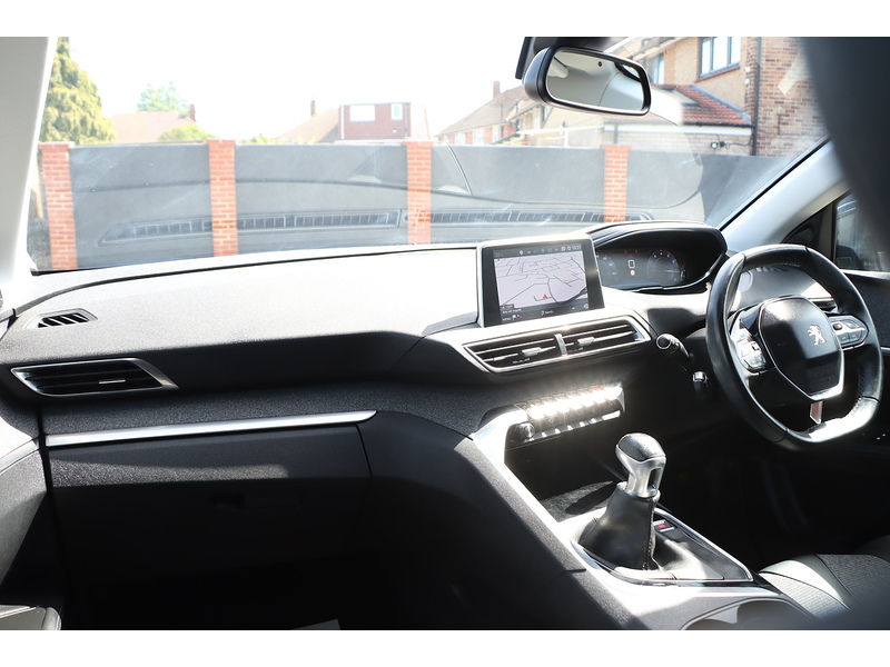 Peugeot 1.2 PURETECH ALLURE SUV 5DR PETROL MANUAL SAT NAV BLUETOOTH DAB STEREO APPLE CARPLAY REAR CAMERA PARKING AIDS 2 OWNERS ONLY 48000 MILES FSH 7 SERVICES 72-74 Mitcham Road