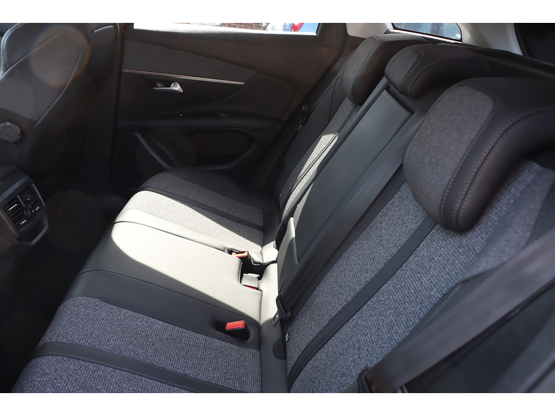 Peugeot 1.2 PURETECH ALLURE SUV 5DR PETROL MANUAL SAT NAV BLUETOOTH DAB STEREO APPLE CARPLAY REAR CAMERA PARKING AIDS 2 OWNERS ONLY 48000 MILES FSH 7 SERVICES 72-74 Mitcham Road
