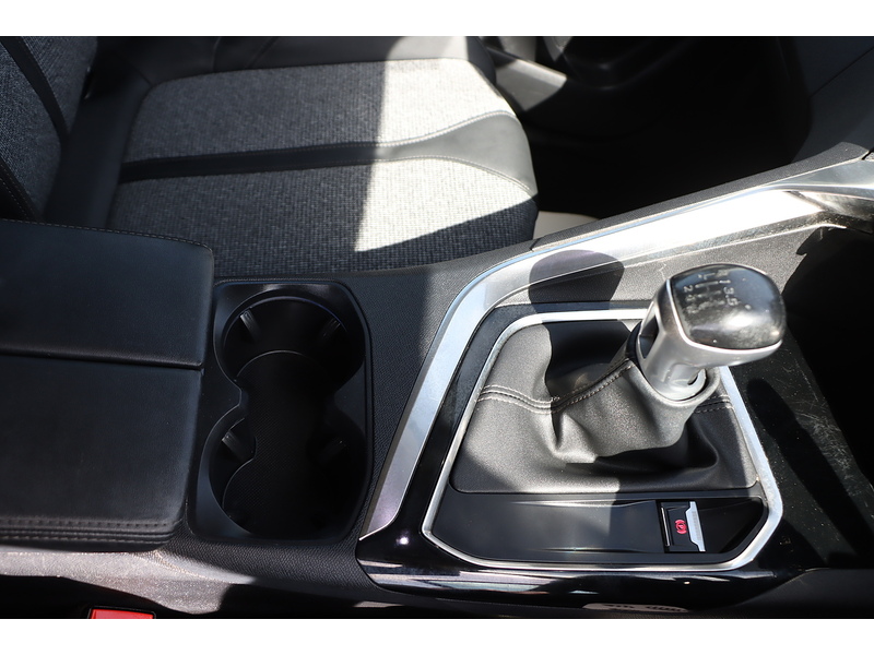 Peugeot 1.2 PURETECH ALLURE SUV 5DR PETROL MANUAL SAT NAV BLUETOOTH DAB STEREO APPLE CARPLAY REAR CAMERA PARKING AIDS 2 OWNERS ONLY 48000 MILES FSH 7 SERVICES 72-74 Mitcham Road