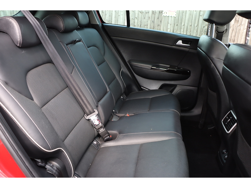 Kia 1.6 T-GDI 4 SUV 5DR PETROL DCT AWD AUTO SUNROOF HEATED SEATS SAT NAV APPLE CARPLAY REAR & 360 CAMERA PARKING AIDS 2 OWNERS 56000 MILES FSH 6 SERVICES 72-74 Mitcham Road