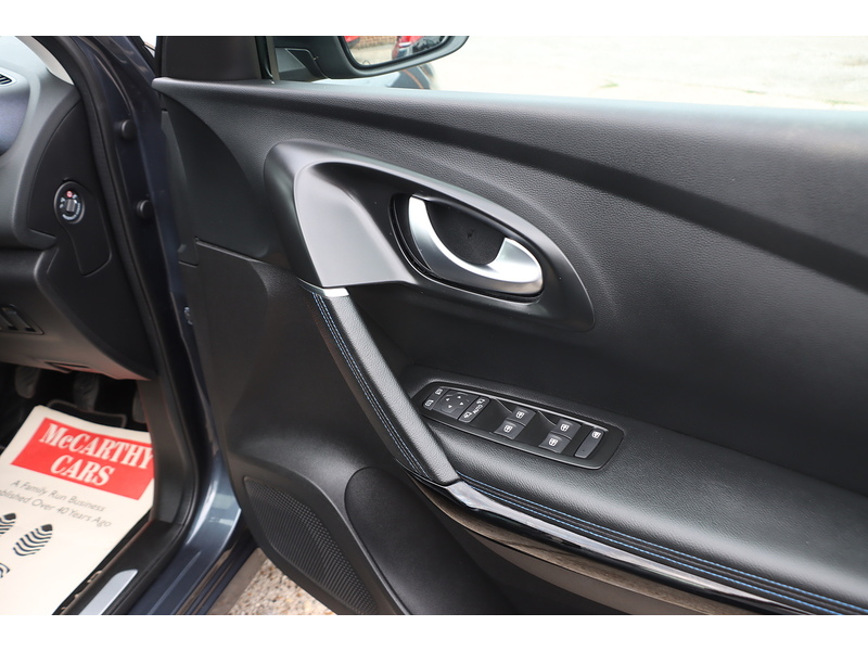 Renault 1.3 TCE S EDITION SUV 5DR PETROL MANUAL PAN ROOF SATNAV BLUETOOTH DAB RADIO APPLE CARPLAY REAR CAMERA PARKING AIDS ONLY 50000 MILES FSH NO ULEZ CHARGE 72-74 Mitcham Road