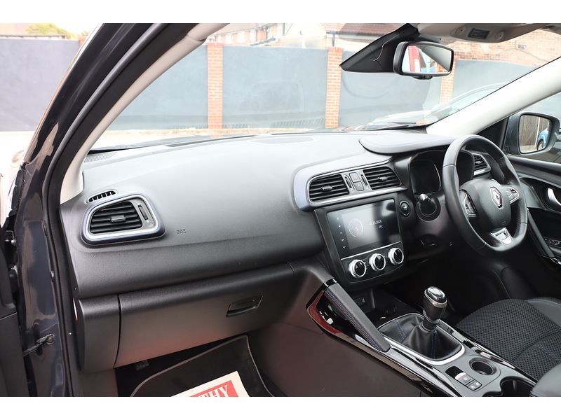 Renault 1.3 TCE S EDITION SUV 5DR PETROL MANUAL PAN ROOF SATNAV BLUETOOTH DAB RADIO APPLE CARPLAY REAR CAMERA PARKING AIDS ONLY 50000 MILES FSH NO ULEZ CHARGE 72-74 Mitcham Road
