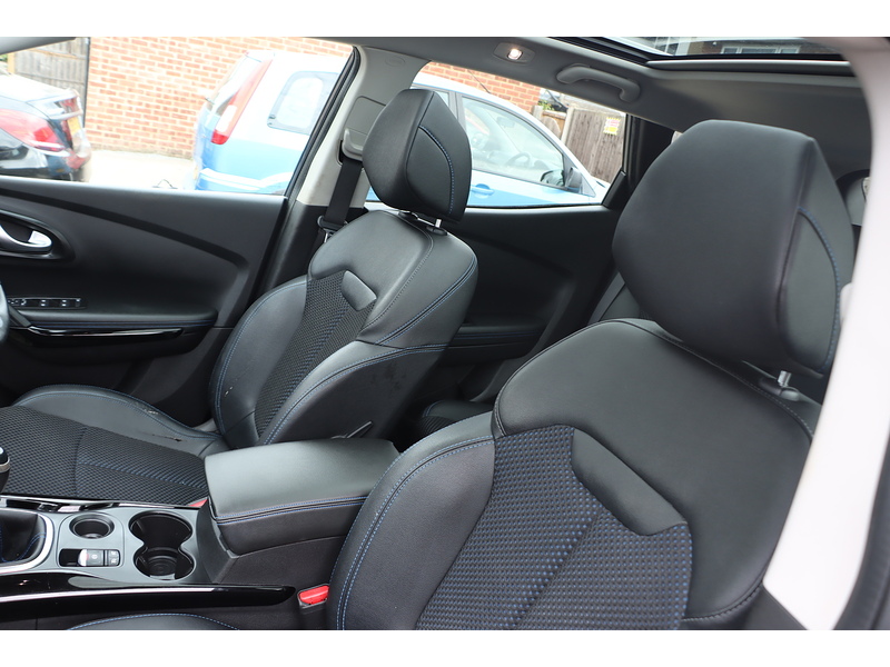 Renault 1.3 TCE S EDITION SUV 5DR PETROL MANUAL PAN ROOF SATNAV BLUETOOTH DAB RADIO APPLE CARPLAY REAR CAMERA PARKING AIDS ONLY 50000 MILES FSH NO ULEZ CHARGE 72-74 Mitcham Road