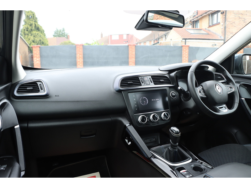 Renault 1.3 TCE S EDITION SUV 5DR PETROL MANUAL PAN ROOF SATNAV BLUETOOTH DAB RADIO APPLE CARPLAY REAR CAMERA PARKING AIDS ONLY 50000 MILES FSH NO ULEZ CHARGE 72-74 Mitcham Road