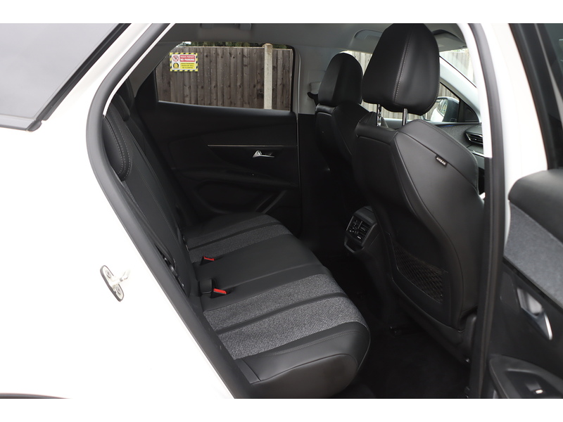 Peugeot 1.2 PURETECH GPF ALLURE SUV 5DR PETROL EAT AUTO SAT NAV BLUETOOTH DAB STEREO APPLE CARPLAY REAR CAMERA PARKING AIDS JUST 2 OWNERS ONLY 54000 MILES SH 72-74 Mitcham Road