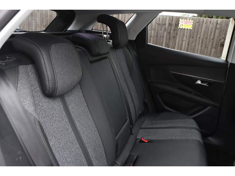 Peugeot 1.2 PURETECH GPF ALLURE SUV 5DR PETROL EAT AUTO SAT NAV BLUETOOTH DAB STEREO APPLE CARPLAY REAR CAMERA PARKING AIDS JUST 2 OWNERS ONLY 54000 MILES SH 72-74 Mitcham Road