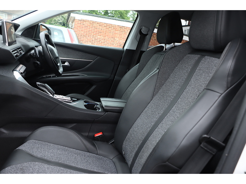 Peugeot 1.2 PURETECH GPF ALLURE SUV 5DR PETROL EAT AUTO SAT NAV BLUETOOTH DAB STEREO APPLE CARPLAY REAR CAMERA PARKING AIDS JUST 2 OWNERS ONLY 54000 MILES SH 72-74 Mitcham Road
