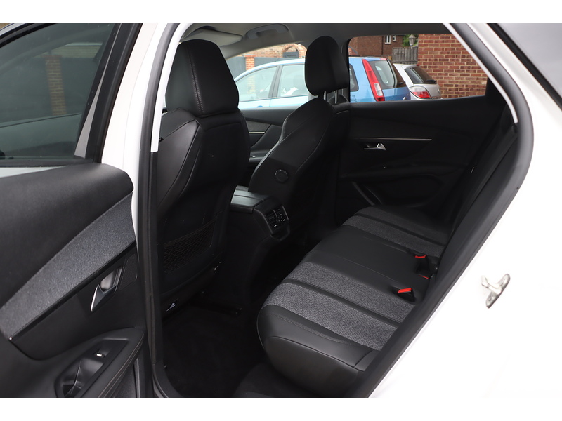 Peugeot 1.2 PURETECH GPF ALLURE SUV 5DR PETROL EAT AUTO SAT NAV BLUETOOTH DAB STEREO APPLE CARPLAY REAR CAMERA PARKING AIDS JUST 2 OWNERS ONLY 54000 MILES SH 72-74 Mitcham Road