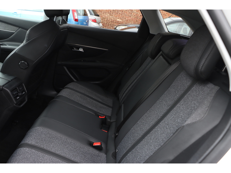 Peugeot 1.2 PURETECH GPF ALLURE SUV 5DR PETROL EAT AUTO SAT NAV BLUETOOTH DAB STEREO APPLE CARPLAY REAR CAMERA PARKING AIDS JUST 2 OWNERS ONLY 54000 MILES SH 72-74 Mitcham Road
