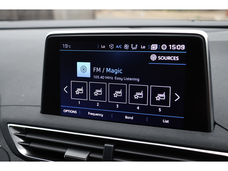 Peugeot 1.2 PURETECH GPF ALLURE SUV 5DR PETROL EAT AUTO SAT NAV BLUETOOTH DAB STEREO APPLE CARPLAY REAR CAMERA PARKING AIDS JUST 2 OWNERS ONLY 54000 MILES SH 72-74 Mitcham Road
