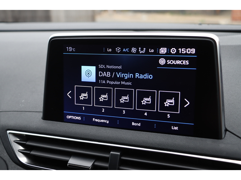 Peugeot 1.2 PURETECH GPF ALLURE SUV 5DR PETROL EAT AUTO SAT NAV BLUETOOTH DAB STEREO APPLE CARPLAY REAR CAMERA PARKING AIDS JUST 2 OWNERS ONLY 54000 MILES SH 72-74 Mitcham Road