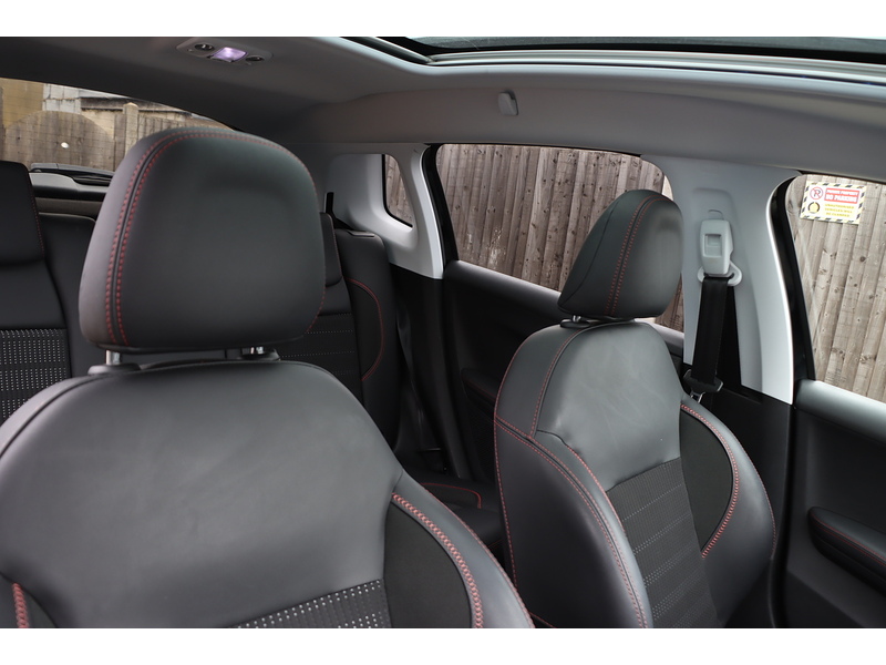 Peugeot 1.2 PURETECH GT LINE SUV 5DR PETROL EAT AUTO PAN ROOF SAT NAV BLUETOOTH DAB STEREO APPLE CARPLAY REAR CAMERA PARKING AIDS 2 OWNERS ONLY 40000 MILES SH 72-74 Mitcham Road