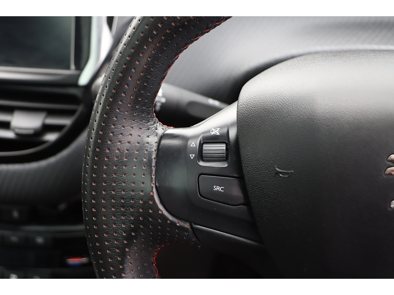 Peugeot 1.2 PURETECH GT LINE SUV 5DR PETROL EAT AUTO PAN ROOF SAT NAV BLUETOOTH DAB STEREO APPLE CARPLAY REAR CAMERA PARKING AIDS 2 OWNERS ONLY 40000 MILES SH 72-74 Mitcham Road