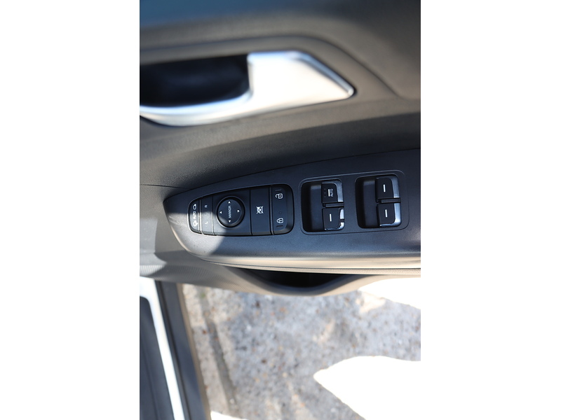 Kia 1.6 GDI 2 SUV 5DR PETROL MANUAL HEATED SEATS SATNAV BLUETOOTH DAB STEREO APPLE CARPLAY REAR CAMERA WITH PARKING AIDS 2 OWNERS ONLY 73000 MILES FSH 72-74 Mitcham Road