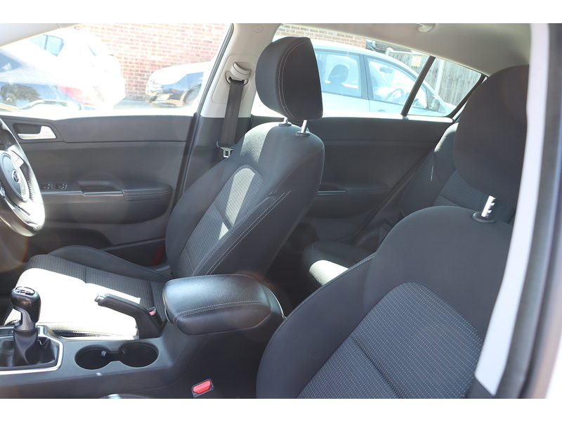 Kia 1.6 GDI 2 SUV 5DR PETROL MANUAL HEATED SEATS SATNAV BLUETOOTH DAB STEREO APPLE CARPLAY REAR CAMERA WITH PARKING AIDS 2 OWNERS ONLY 73000 MILES FSH 72-74 Mitcham Road