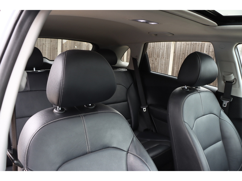 Kia 1.6H GDI GPF 4 SUV 5DR PETROL HYBRID DCT AUTO SUNROOF HEATED SEATS SAT NAV BLUETOOTH APPLE CARPLAY REAR CAMERA PARKING AIDS 45000 MILES FSH 7 SERVICES 72-74 Mitcham Road